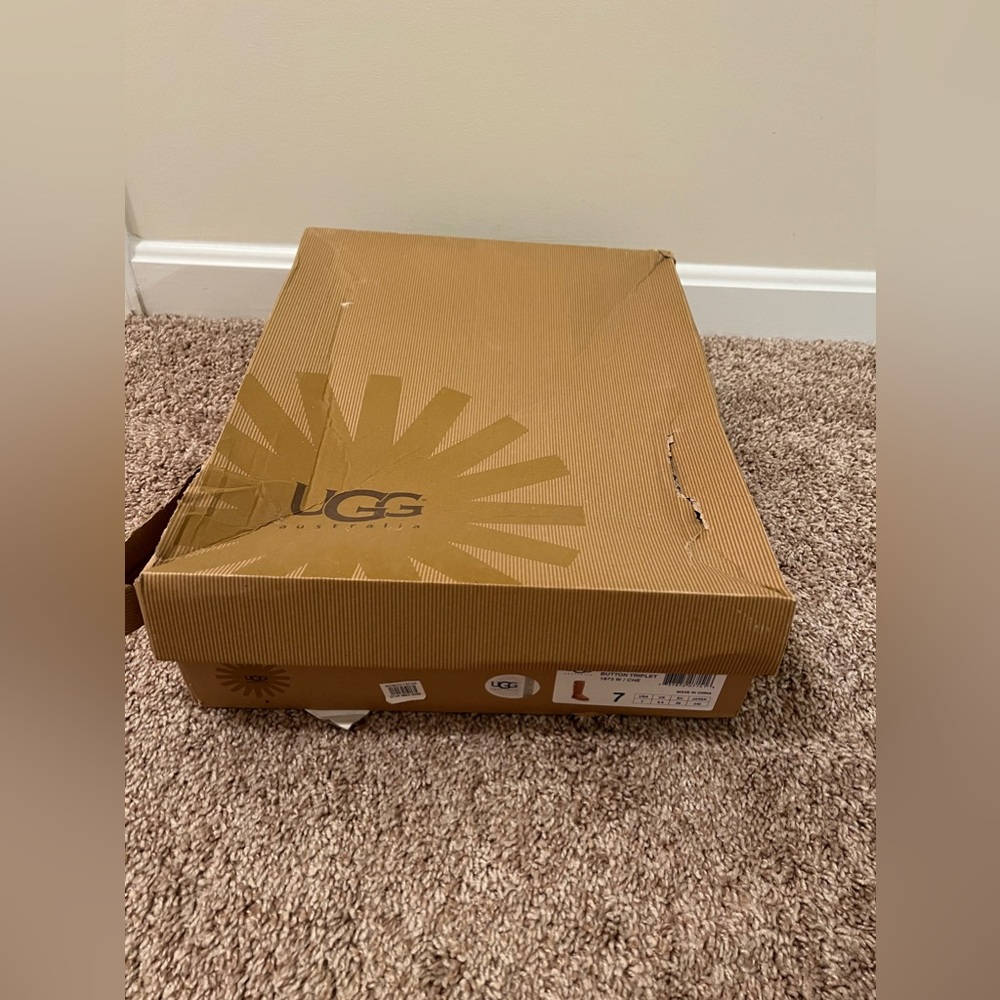 Ugg: Bailey Button Triplets, Size: 7 - image 2